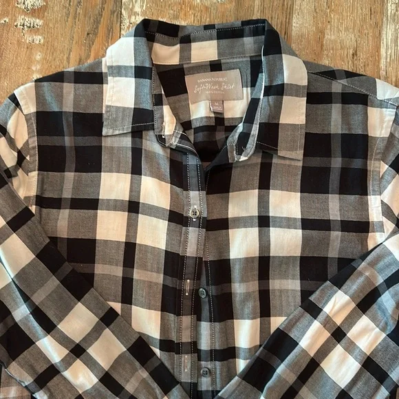 Banana Republic women’s size medium Black and White Plaid Shirt - Picture 3 of 7